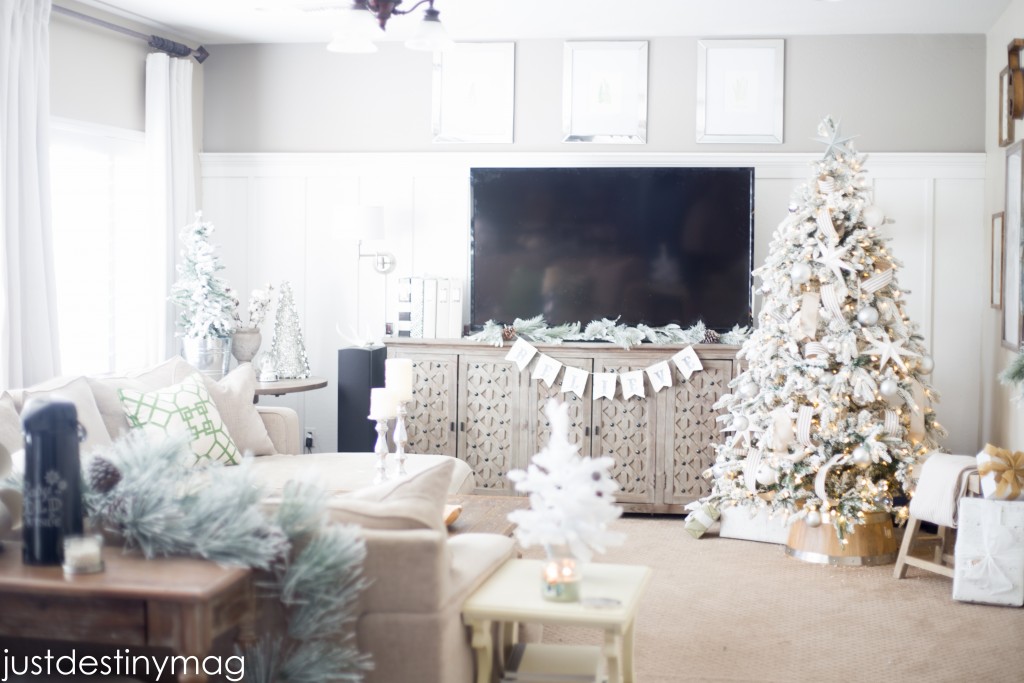 Just Destiny Mag Family Room Christmas