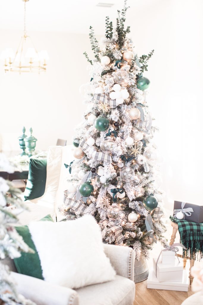 8 Stunning Christmas Tree Decoration Ideas that make you Look Like a Pro