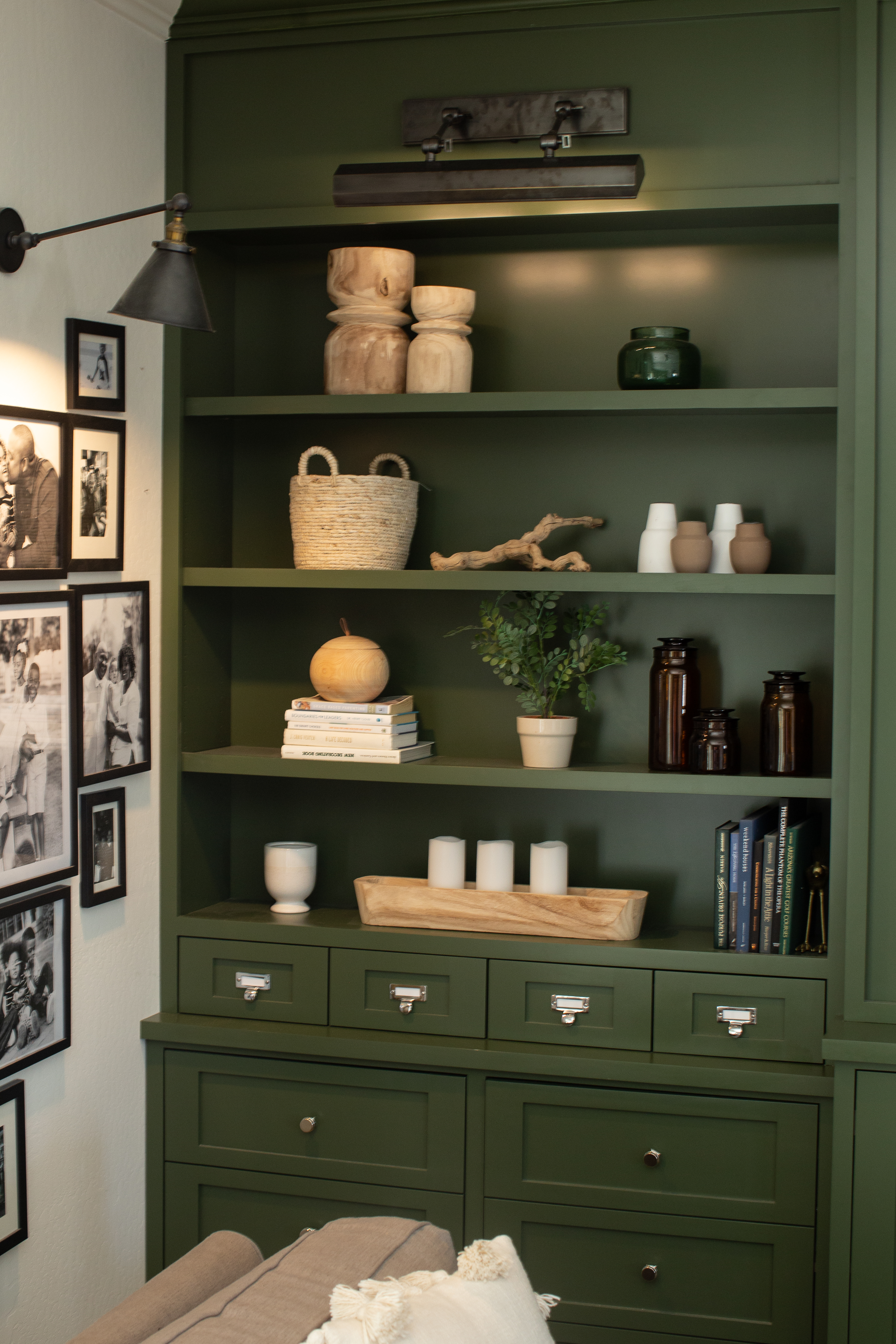 How to decorate a bookcase for a family room 