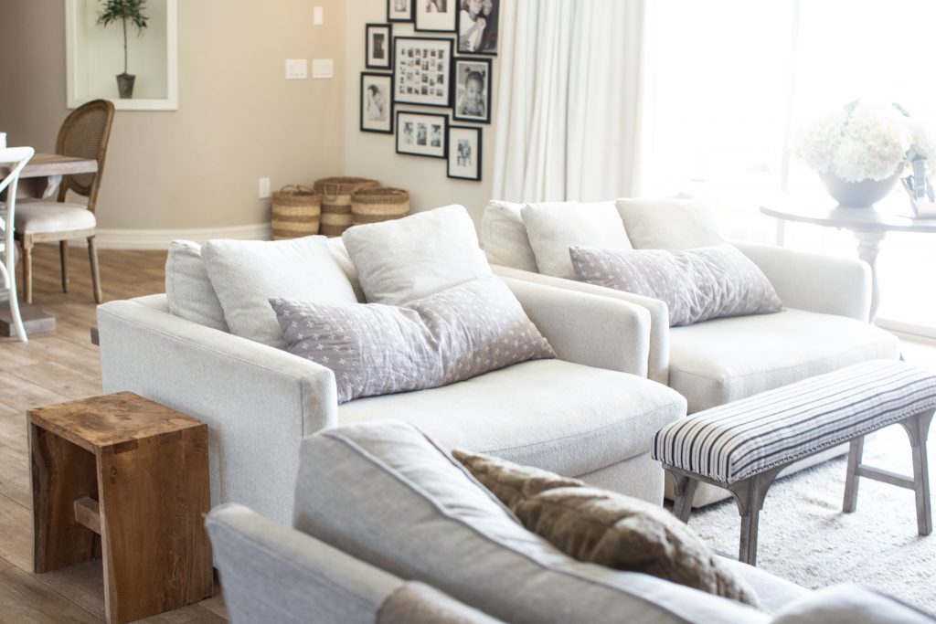How to decorate a cozy family room 