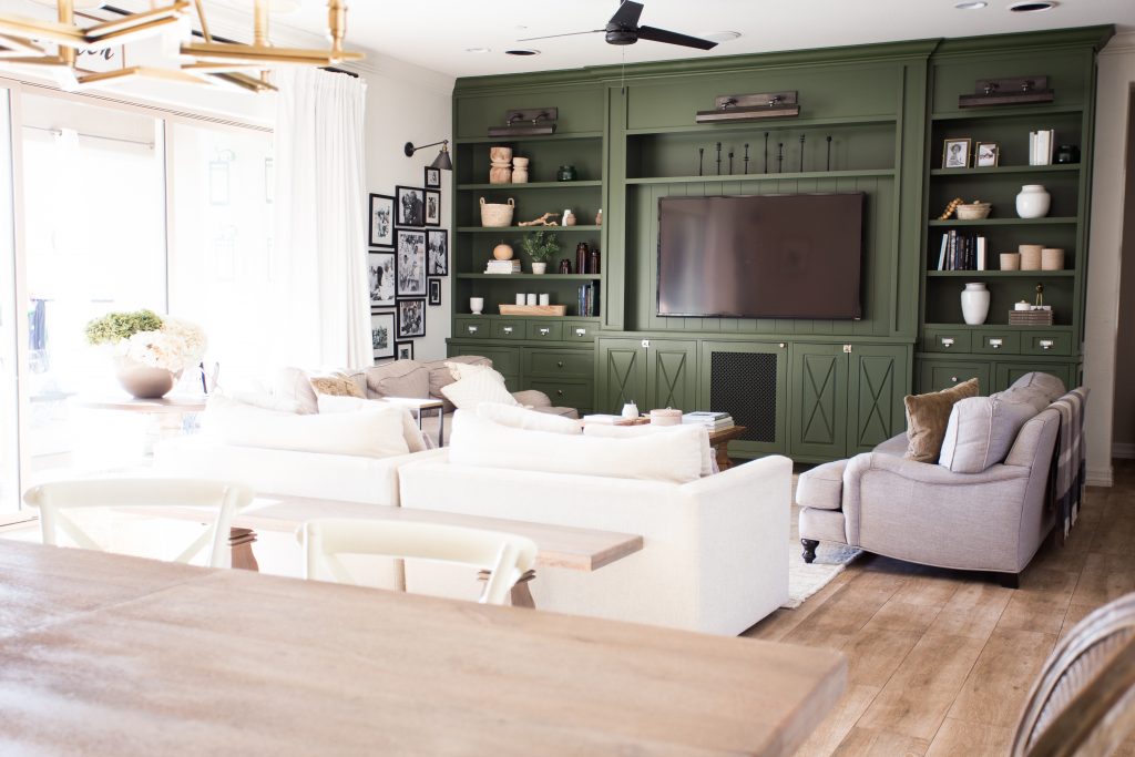 What to think about when you decorate your family room 