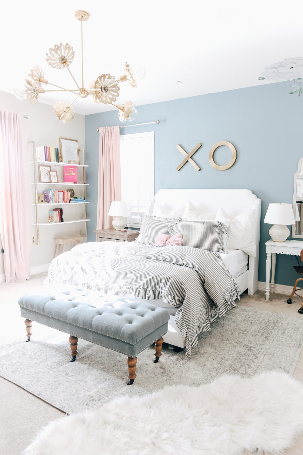 Blue and Pink room with pretty lighting 