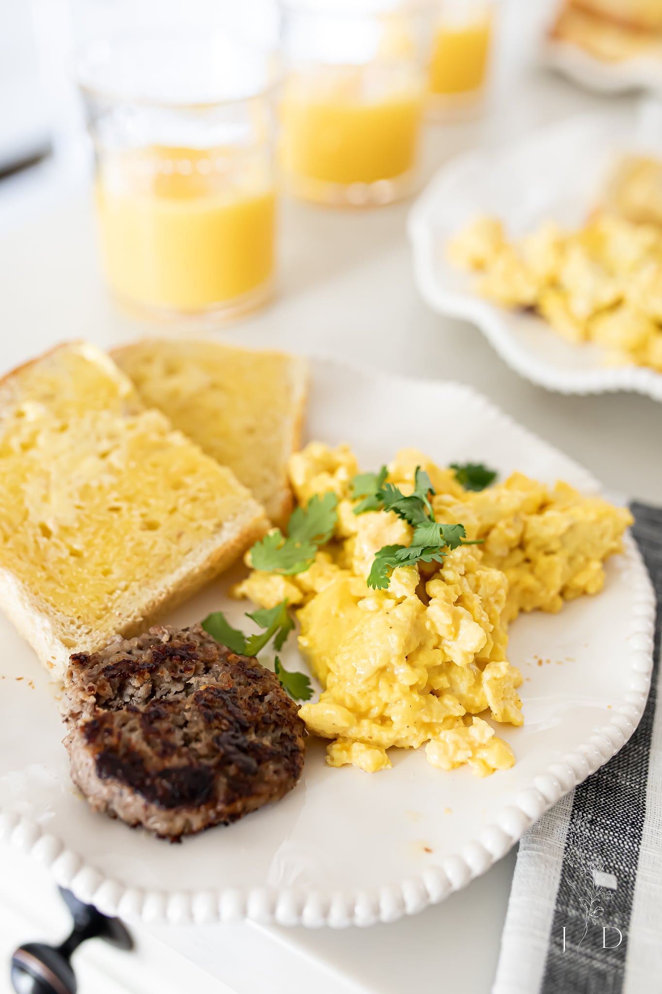 Simple Scrambled Eggs - Quick & Easy!