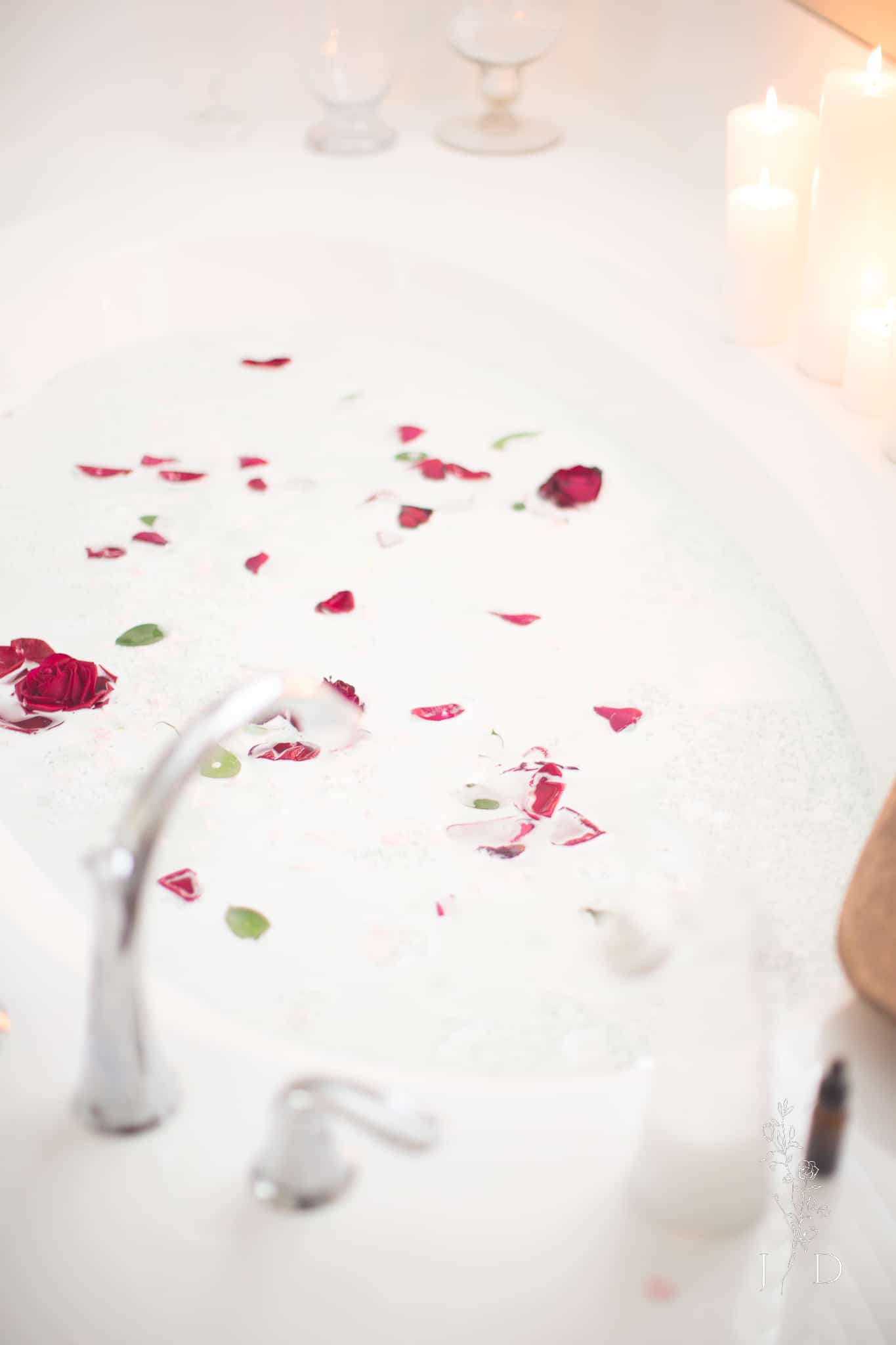 Pretty bath with rose petals for a romantic night 