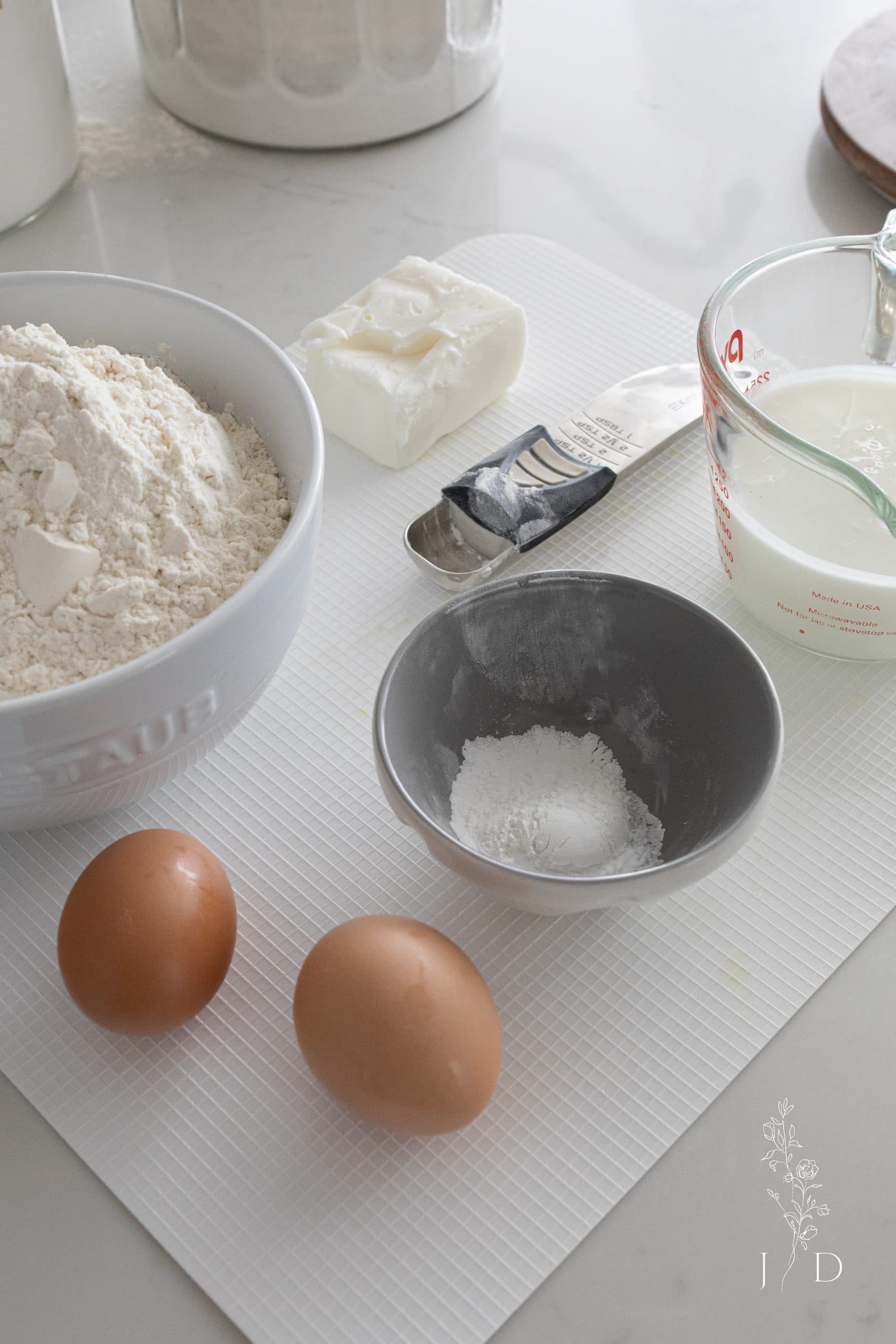 Ingredients to make banana cake